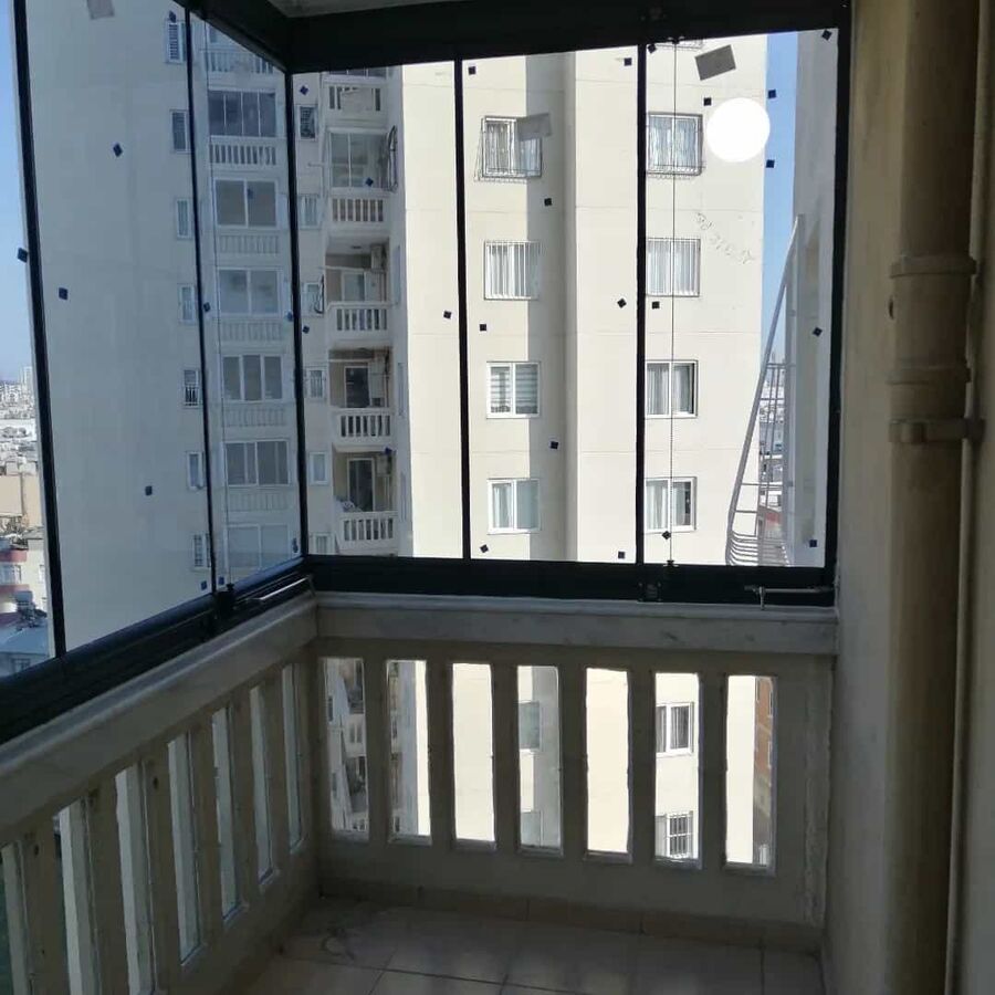 Köşe balkona uygulanmış katlanır cam balkon