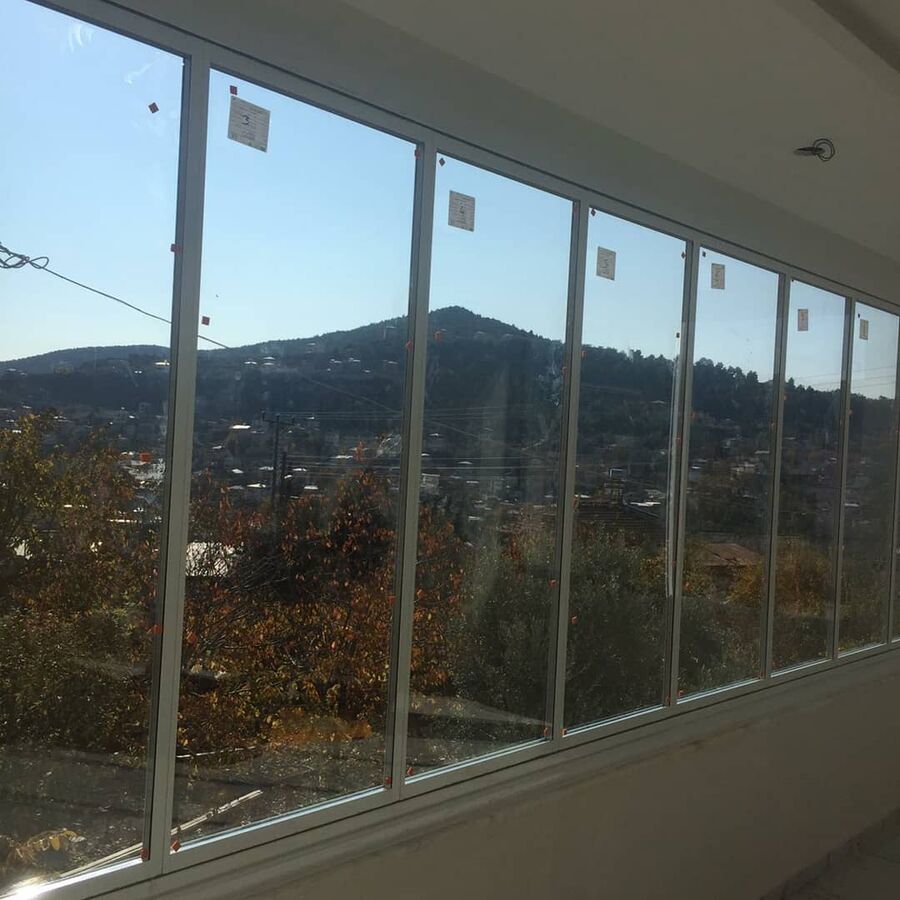 Pratikpen tarafından takılmış katlanır cam balkon, arkada dağ manzarası